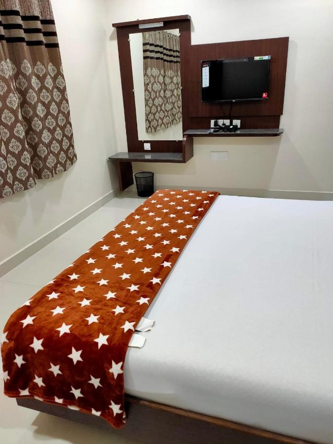 Sri Krishna Residency Hotel Eluru Екстериор снимка